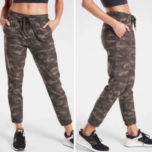 NWT Athleta Camo Farallon Camouflage Jogger Pants - Size 4 - Picture 1 of 7